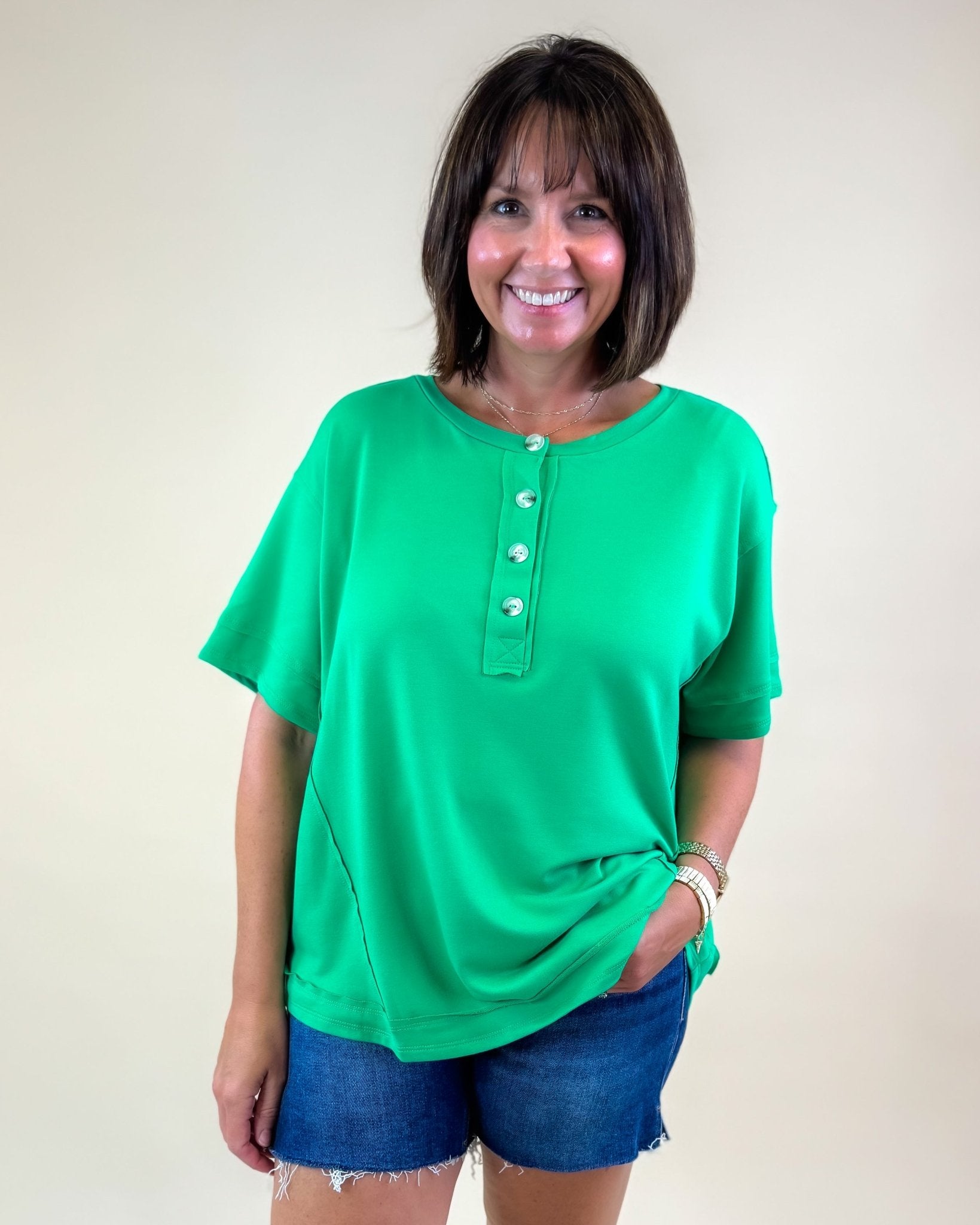 Button Up Babe Tee – Kelly Green - Jessi Jayne Boutique